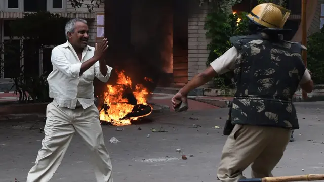 வன்முறையை தடுப்பு காவலர்