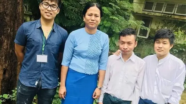 ဒဂုံတက္ကသိုလ်မှာ ဆရာမ၊ သူငယ်ချင်းတွေနဲ့အတူ တွေ့ရတဲ့ ယခင်က ကိုမြတ်သူရထွန်း (ဘယ်ဘက်ကရေရင် တတိယမြောက်)