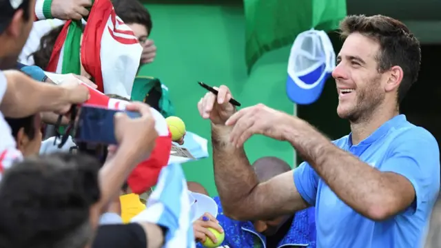 Del Potro firma autógrafos al final del partido.