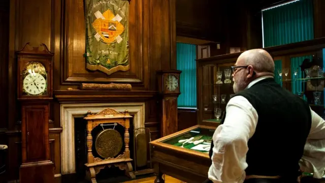 Куратор Великой ложи Шотландии Роберт Купер осматривает принадлежащий ей музей