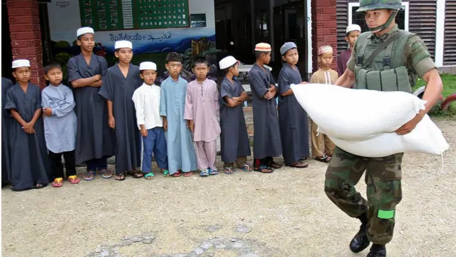 นายทหารไทยขนกระสอบข้าว