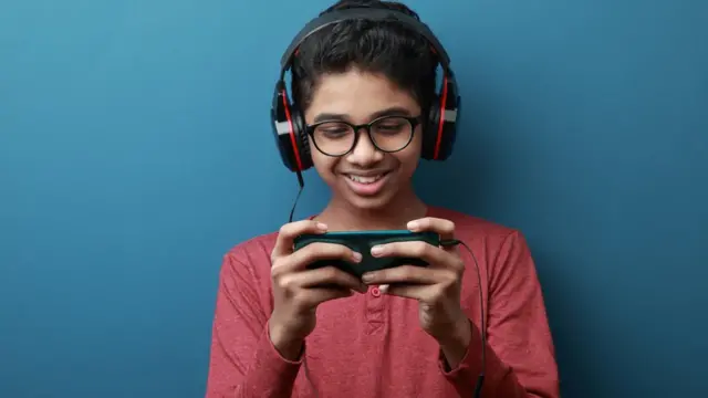 Mental Health : 'मोबाईल काढून घेतला की माझा मुलगा हिंसक होतो'