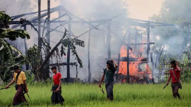 রোহিঙ্গা বাড়িতে আগুন লাগানো শেষ।