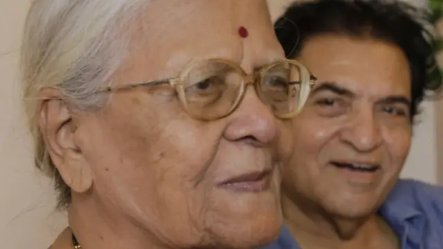 પતિ હસમુખ ઉપાધ્યાય સાથે તારામતીબહેનની તસવીર