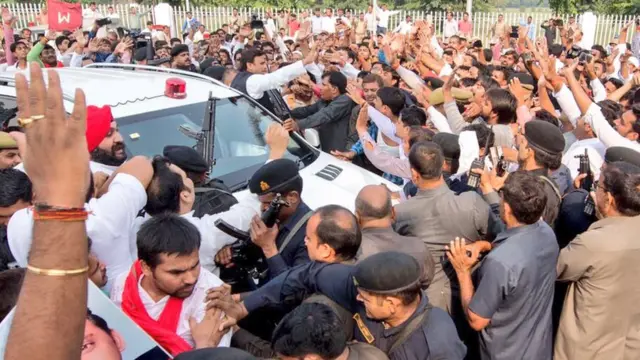 अखिलेश यादव अपने समर्थकों के साथ