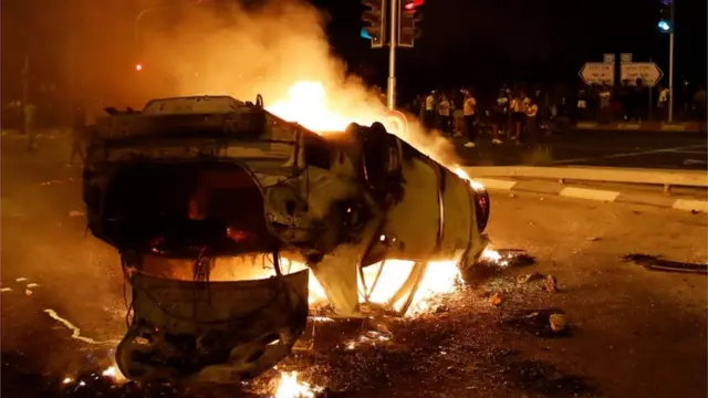 Bakka Kiriyat Ataa jedhamutti konkolaataan tokko abiddaan gubateera.