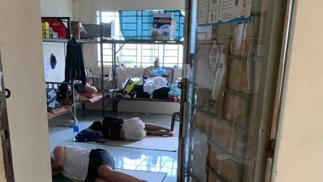 Vì nóng nên mọi một số người xuống sàn nằm ngủ