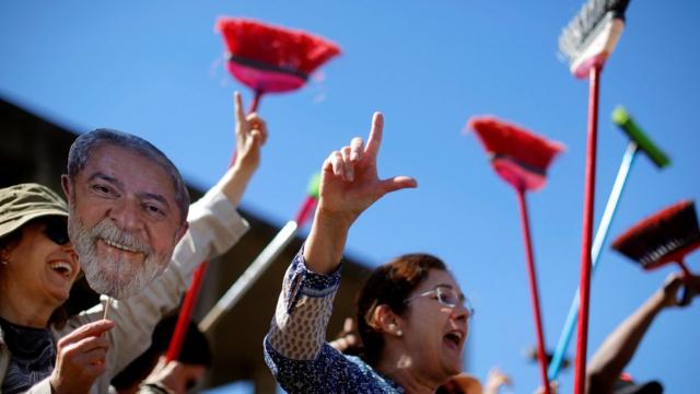 Escobas en mano, los partidarios de Lula piden la dimisión de Sergio Moro.