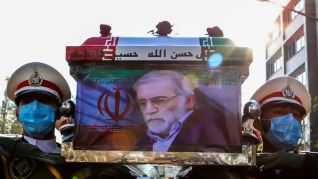 Iranian troops hold Mohsen Fakhrizadeh's coffin at a funeral ceremony in Tehran (30 November 2020)