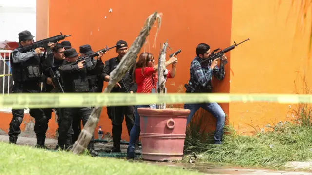 Policías en México