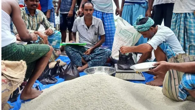 राशन बांटता दुकानदार