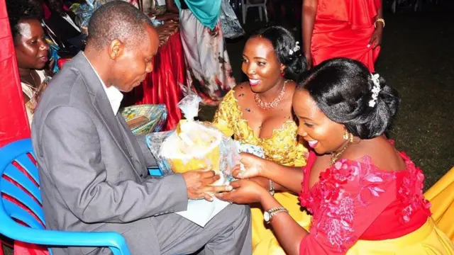 Mapacha wakitoa zawadi kwa mjomba wao