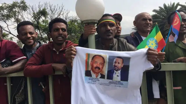 በሺዎች የሚቆጠሩ ኢትዮጵያውያን በቦሌ ጎዳናዎች ላይ ፕሬዚዳንቱን በመጠበቅ ላይ