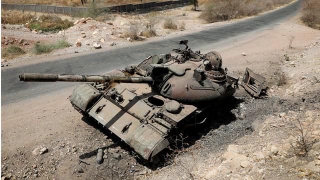 صورة تعود إلى شهر مارس/ آذار الماضي لدبابة دُمرت في القتال بين الحكومة الاثيوبية وقوات تيغراي