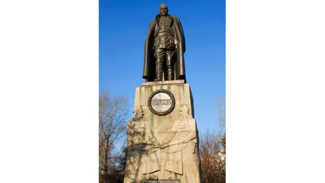 Jenderal Gerakan Putih Alexander Kolchak, yang lama digambarkan sebagai musuh negara, kini dihormati dengan pendirian patungnya di Irkutsk.