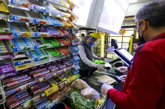 Продавец в магазине в защитной маске