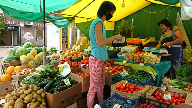 Женщина у овощной палатки