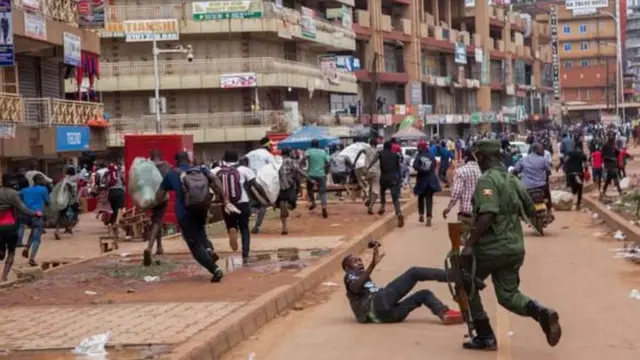 Askari wakiwafukuza watu mjini Kampala