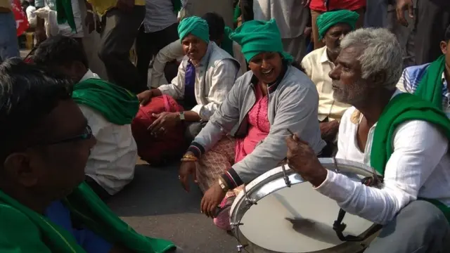 பறை முழக்கும் விவசாயி.