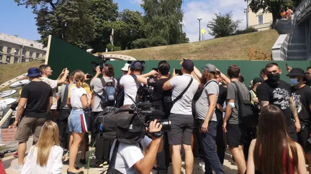 Активісти зносять