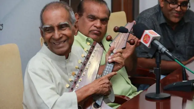 මඩවල එස් රත්නායකයන්ගේ මින්දද හී සර ගීතයේ ‘කන්ද කපා පායාපන් පුන් සඳ’ යන පද වැල අමරදේවයන් අතට පත් වූ විට ‘කන්ද කපා පායන් රන් පුන් සඳ’ බවට පත් වුණි.‘පායාපන් පුන් සඳ’ කියද්දී හල් නයනු දෙකකි. ‘පායන් රන් පුන් සඳ’ කියද්දී හල් නයනු තුනකි.ඉන් නැගෙන සියුම් මධුර බව හඳුනා ගන්නට තරම් වූ භාෂා ඥානයක් අමරදේවයන් සතු විය.