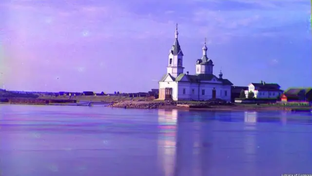 प्रत्येक फोटोला ते तीन वेगवेळ्या रंग असलेल्या काचांच्या प्लेटवर ठेवायचे. लाल, निळ्या आणि हिरव्या रंगाच्या प्लेटवर ठेवल्यावर ते सर्व प्लेट एकत्र करत.