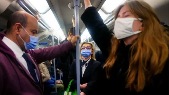 मास्क लगाएर ट्रेनमा सवार तीन यात्री