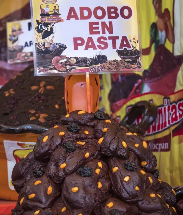 Adobo en pasta con pasas y maní expuesto en feria.