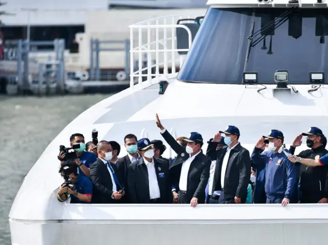 การไลฟ์สดภารกิจลงพื้นที่เปิดท่าเรือท่าช้าง-สาทรของ พล.อ. ประยุทธ์ ผ่านเพจไทยคู่ฟ้าเมื่อ 8 มิ.ย. ถูกนำไปเปรียบเทียบกับไลฟ์ของชัชชาติ ร้อนถึงโฆษกรัฐบาลต้องออกมาชี้แจงว่า "ทำประจำอยู่แล้วตั้งแต่ปี 2560 ไม่ใช่ลอกเลียนแบบ"