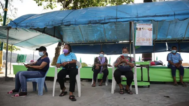 หมอนวดนั่งรอลูกค้าที่ริมหาดป่าตอง