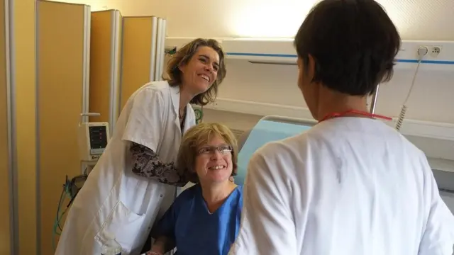 Personas atendiendo a un paciente en un hospital