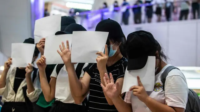 近日香港示威者多次在街头举起白纸,批评《国安法》打击言论自由,部分人因举白纸聚集被捕。