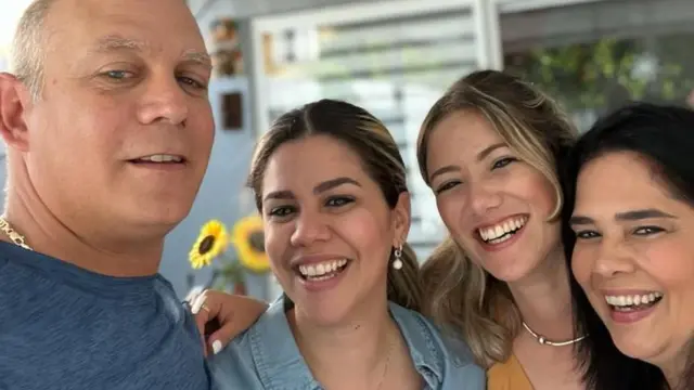 Diana e mais três pessoas sorrindo para selfie