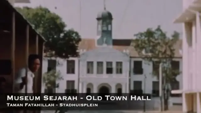 Cuplikan video Jakarta 1941 yang memperlihatkan kawasan Museum Sejarah Jakarta di kawasan Kota Tua dengan trem melintas.