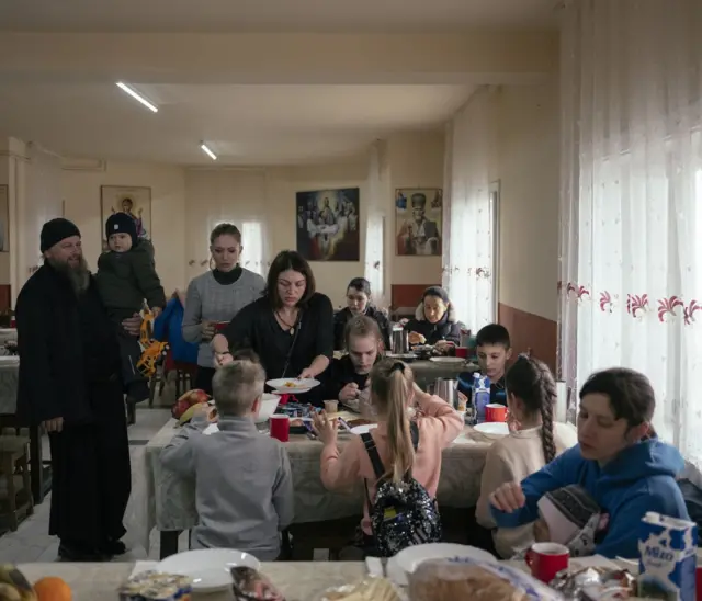 Sveštenici iz lokalnog pravoslavnog manastira pomažu izbeglicama.