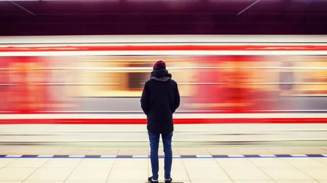 мужчина и поезд