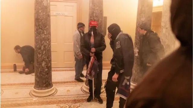 ক্যাপিটল ভবনে ঢোকার পরও পুলিশের টিয়ার গ্যাসের মুখে পড়ে বিক্ষোভকারীরা।