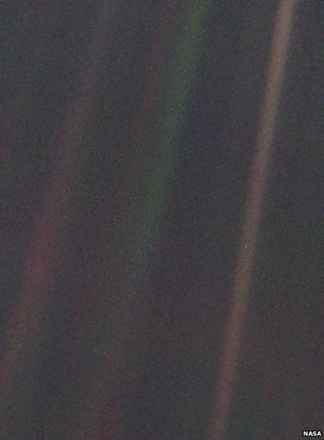 सूर्यमालेच्या परीघावरून दिसणाऱ्या पृथ्वीचं व्हॉयेजरनं टिपलेलं छायाचित्र.
