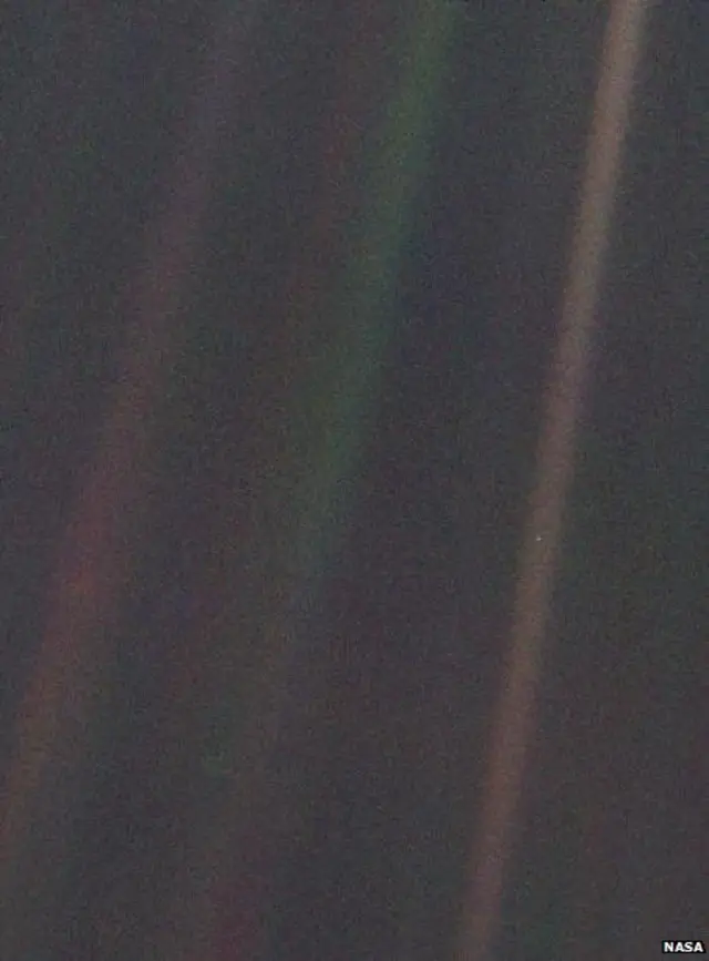 सूर्यमालेच्या परीघावरून दिसणाऱ्या पृथ्वीचं व्हॉयेजरनं टिपलेलं छायाचित्र.