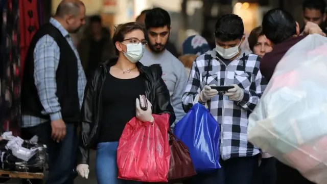 Şam'daki Hamidiye pazarında alışveriş yapanlar