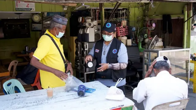 จินดา ประหุปะเม พูดคุย ทักทาย ชาวชุมชนอิสลาม