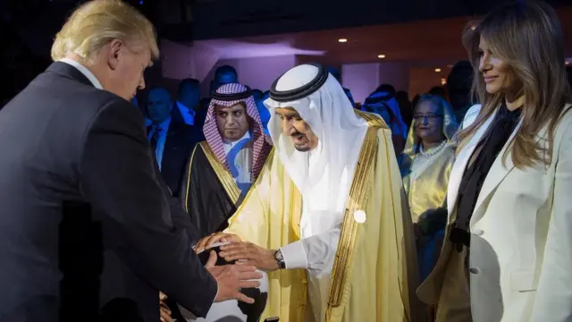 ABD Başkanı Donald Trump, First Lady Melania Trump ile, Mayıs ayında Riyad'a yaptığı ziyarette Kral Selman bin Abdülaziz ile görüştü.