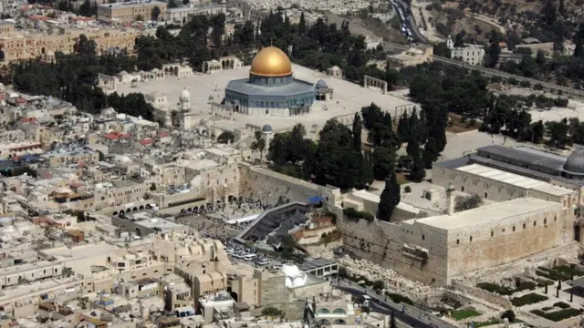 إذا نفذ القرار، سيسري أيضا على القدس الشرقية، الواقعة تحت الاحتلال الاسرائيلي، والتي يعيش فيها 300 ألف فلسطيني