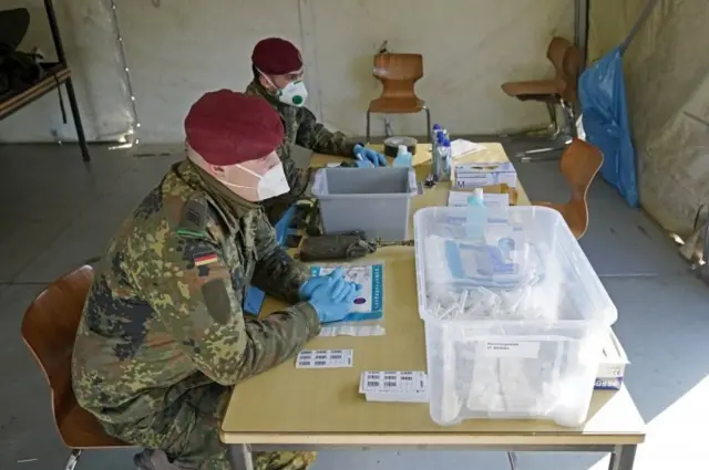 Alman askerlerinin koronavirüs testi yaptıkları bir merkez