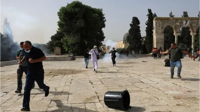 د ۲۰۲۱ روژې میاشتې وروستیو ورځو کې اسراییلو اقصی کې پر لمونځ کوونکو بریدونه پیل کړل