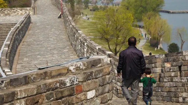 يحيط سور نانجينغ الذي بني قبل 600 عام ببحيرة المدينة ومناطقها الجبلية