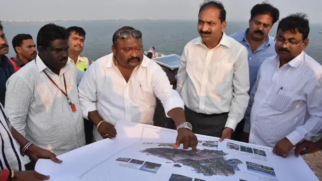 లోయర్ మానేరు డ్యాంలోని కేసీఆర్ దీవి గురించి అధికారులతో చర్చిస్తున్న ఎమ్మెల్యే గంగుల కమలాకర్