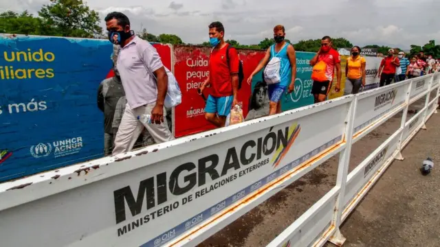 Venezolanos cruzan el puente de Cúcuta