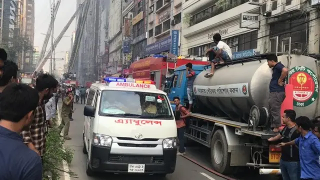 উদ্ধারকাজে যোগ দেয় ফায়ার সার্ভিসের সাথে সেনা ও বিমান বাহিনীর সদস্যরা।