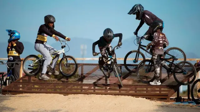 Picken dem wey dey ride bicycle